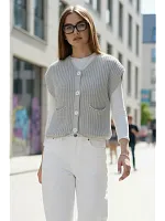 Жилет вязаный на пуговицах укороченный